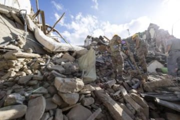 ITA86 AMATRICE (ITALIA) 24/08/2016.- Soldados italianos buscan supervivientes entre los escombros en Amatrice, en el centro de Italia, hoy, 24 de agosto de 2016. Al menos 38 personas han muerto y decenas se encuentran desaparecidas a causa del terremoto de 6,0 grados de magnitud en la escala abierta de Richter que ha sacudido el centro de Italia en la madrugada de hoy, informó la Protección Civil italiana. EFE/Massimo Percossi