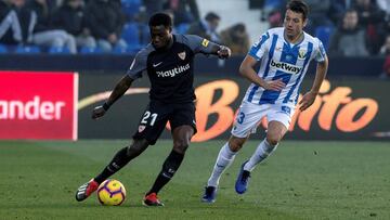 El delantero holand&eacute;s del Sevilla Quinci Promes (i) y el centrocampista del Legan&eacute;s Mikel Vesga durante el encuentro correspondiente a la 17&ordf; jornada de LaLiga Santander que se disputa en el estadio de Butarque en Legan&eacute;s.