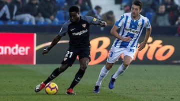 El delantero holand&eacute;s del Sevilla Quinci Promes (i) y el centrocampista del Legan&eacute;s Mikel Vesga durante el encuentro correspondiente a la 17&ordf; jornada de LaLiga Santander que se disputa en el estadio de Butarque en Legan&eacute;s.