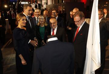 Sus Majestades los Reyes disfrutan de la exposición habilitada para la Gala. 