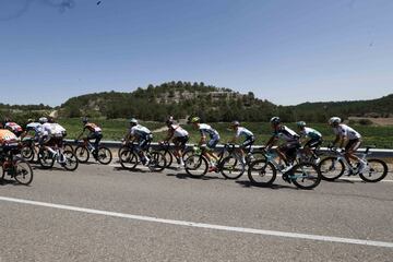 El pelotón durante la segunda etapa del La Vuelta a España 2021.