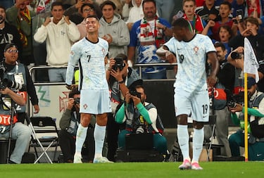 2-0. El delantero portugués celebra el gol que marca en el minuto 34 .