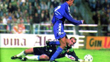 El 29 de octubre de 1994, un jovencísimo Raúl, contaba con 17 años de edad, debutaba con el primer equipo del Real Madrid en Primera División. El rival era el Zaragoza e hizo un partidazo en el que a punto estuvo de batir a Cedrún, meta zarzagocista, en varias ocasiones...