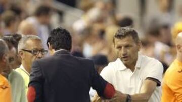 El entrenador del Valencia, Miroslav Djukic, saluda al del Sevilla, Unai Emery.