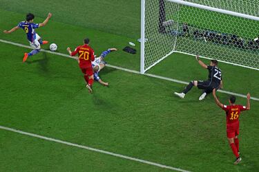 2-1. Kaoru Mitoma asiste a Tanaka para que anote el segundo tanto en el minuto 50. El VAR, da válido el tanto al no rebasar por completo el balón la línea de fondo.