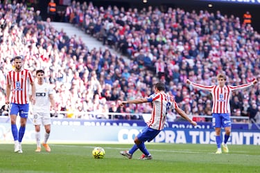 Remate de Koke antes de poner el primer gol del encuentro. Detrás, Pablo Barrios, celebrando el disparo del jugador del Atlético de Madrid.