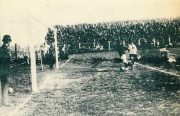 Manuel Ram&iacute;rez anota el primer gol de Chile en el Sudamericano de 1926. Fue el primer triunfo de la Roja en Copa Am&eacute;rica: 7-1 sobre Bolivia en los Campos de Sports.