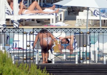 La bella pareja se casó por sorpresa el pasado mes de mayo en una ceremonia íntima. El jugador del Chelsea aprovecha los últimos días de vacaciones para disfrutar de la Costa Azul en Antibes antes de incorporarse de nuevo al trabajo. 