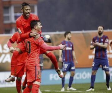 El delantero argentino del FC Barcelona Lionel Messi celebra con su compañero, el brasileño Neymar jr., el gol marcado al Eibar de penalti 