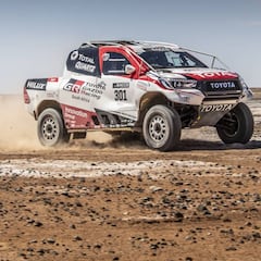 Alonso completa el primer día de test con el Toyota del Dakar