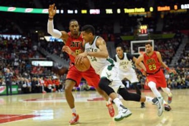 GIANNIS ANTETOKOUNMPO (Milwaukee Bucks). 22 años. Promedios 2016-17: 23,7 puntos, 8,8 rebotes y 5,4 asistencias. 