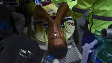 El atacante de América sufrió aparatosa lesión en el Clásico Nacional, pues los tachones de Briseño le provocaron un corte en el muslo derecho.