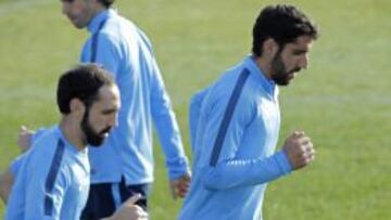 Raúl García y Juanfran hacen carrera continua.