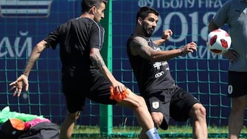 VAS06. Nizhny Novgorod (Russian Federation), 03/07/2018.- Uruguay's player Luis Suarez (R) and Matias Vecino in action during a training session at the Sports Centre Borsky, near Nizhny Novgorod, Russian Federation, 03 July 2018.