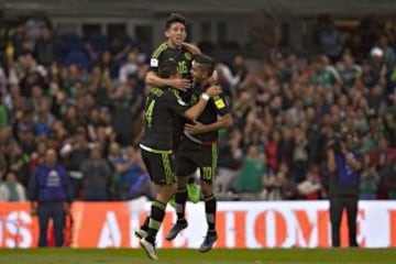 Herrera, Corona y Hernández celebran el segundo gol de México