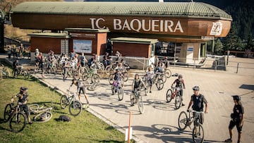 Ciclistas en el Telesilla de Baqueira
