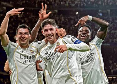 3-0. Federico Valverde celebra el tercer tanto con Brahim Díaz y Vinicius.