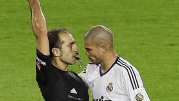 <b>'PA CHULO YO'. </b>Ferreiro hace un gesto taurino al tarjetear a Pepe.