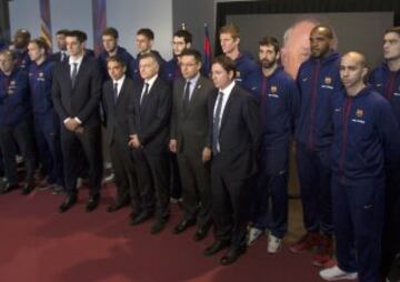 25-03-16 CAMP NOU BARCELONA FCB Basketball squad pay tribute this morning to Cruyff at Camp Nou