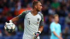 Jasper Cillessen close to Premier League move