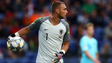 Jasper Cillessen close to Premier League move
