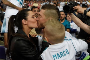 Sergio Ramos besa a su pareja Pilar Rubio tras ganar la Champions League de 2018 con el Real Madrid.
 