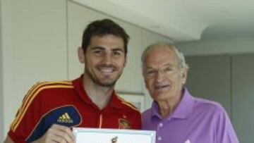 Casillas, con su diploma de director deportivo.