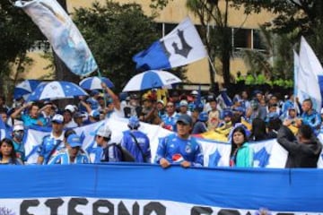 Las calles de Bogotá se pintan de azul y blanco