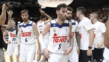 Los jugadores del Real Madrid, tras la derrota ante el Valencia del miércoles.