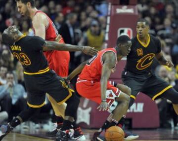 LeBron James con Pau Gasol y Tony Snell.