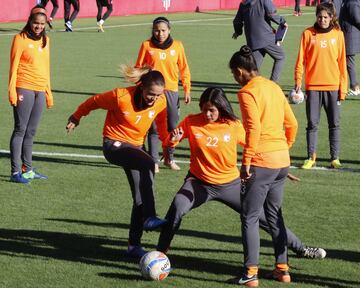 Luis Amaranto Perea recibe a 'Las Leonas' en la sede del Atlético