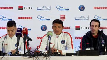 Hatem Ben Arfa, junto a Thiago Silva y Unai Emery en una rueda de prensa.