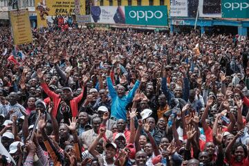 Miles de kenianos se echaron a la calle (en la imagen, Nairobi) para ver en pantallas gigantes la maratón que su compatriota Kipchoge corrió en el parque Prater de Viena, a casi 6.000 kms de distancia. Kipchoge es el primer ser humano que baja de dos horas en esta prueba, aunque la marca no fue homologada por no cumplir unos requisitos mínimos