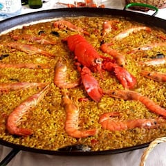 ¿Qué es un arroz con cosas y en qué se diferencia de una paella?