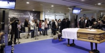 Vista de la capilla ardiente instalada en el palco de honor del Santiago Bernabéu, del presidente de honor del Real Madrid, Alfredo Di Stéfano.