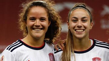 Nerea Eizagirre y Athenea, con la Selección.