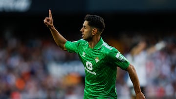 VALENCIA, 20/04/2024.- El delantero del Betis Ayoze Pérez celebra tras anotar su segundo gol en el partido de la jornada 32 de LaLiga EA Sports entre el Valencia CF y el Real Betis, disputado hoy sábado en el estadio de Mestalla de Valencia. EFE/ Biel Alino
