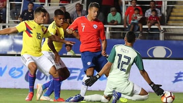 AME3156. RANCAGUA (CHILE), 25/01/2019.- Iv&aacute;n Morales (c) de Chile disputa el bal&oacute;n con Kevin Mier (d) de Colombia, en un partido de f&uacute;tbol entre Chile y Colombia este viernes, durante el Campeonato Sudamericano Sub-20 2019, en el Estadio El Teniente en Rancagua, Chile. EFE/Elvis Gonz&aacute;lez