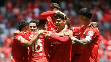 Max Araujo festeja con sus compañeros tras su gol ante Pachuca