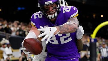 Un fanático de Kyle Rudolph compró los guantes y se dirigió al jugador al enterarse de su mal uso; recolectó más de 10 mil dólares para hospital infantil.