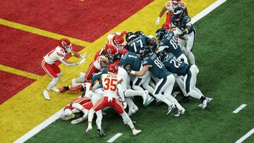 NEW ORLEANS, LOUISIANA - FEBRUARY 09: Jalen Hurts #1 of the Philadelphia Eagles scores a touchdown in the first quarter against the Kansas City Chiefs during Super Bowl LIX at Caesars Superdome on February 09, 2025 in New Orleans, Louisiana. Patrick Smith/Getty Images/AFP (Photo by Patrick Smith / GETTY IMAGES NORTH AMERICA / Getty Images via AFP)