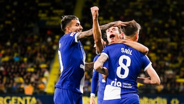 César Azpilicueta celebra el gol de Saúl al Villarreal.