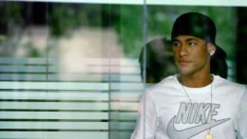 Neymar llega para hacer los ex&aacute;menes f&iacute;sicos en el Camp Nou, en el d&iacute;a de su presentaci&oacute;n.