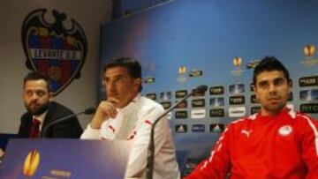 MÍCHEL Y JIM SE CONOCEN DE SOBRA. Ambos técnicos son amigos y contaron la anécdota de que cuando el primero fue despedido del Sevilla, recibió un mensaje de ánimo de JIM al que contestó: “Nos vemos pronto”. Y tras firmar por Olympiacos recibió otro que ponía: “Pero no tan pronto,