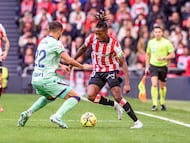 BILBAO, 08/02/2026.- El delantero del Athletic Club de Bilbao Nico Williams (d) pelea un balón con el defensa alemán del Levante Jeremy Toljan (i), durante el partido de Liga en Primera División que disputan este domingo en el estadio de San Mamés, en Bilbao. EFE/Javier Zorrilla