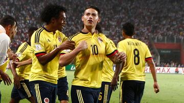 LIMA, PERU - OCTOBER 10: James Rodriguez of Colombia celebrates with teammates after scoring the first goal of his team during match between Peru and Colombia as part of FIFA 2018 World Cup Qualifiers at National Stadium on October 10, 2017 in Lima, Peru. (Photo by Leonardo Fernandez/Getty Images)