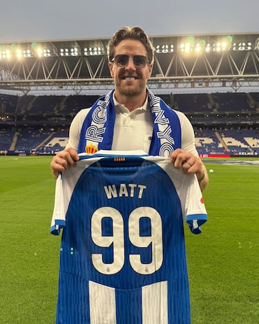 J.J. Watt posa con la camiseta del Espanyol con su nombre a la espalda 