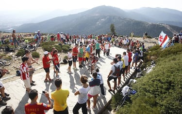 
 Esta cumbre está situada en un lugar estratégico de la Sierra de Madrid. Aquí se encuentra una de las antenas de radiodifusión más importantes del siglo pasado. Con una altitud de 2257 metros, 22 kilómetros de ascensión y una pendiente media de 11.8%, con rampas de hasta 20%, fue final de etapa de La Vuelta por primera vez en 2010. El primer ganador fue Ezequiel Mosquera, aunque la Union Cycliste International (UCI) anuló su victoria por dopaje. 