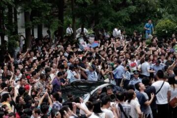 Se provoca una avalancha durante la visita de la superestrella de fútbol David Beckham en la Universidad Tonji en Shanghai. La visita de Beckham a China volvió "caótica", el 20 de junio después de que al menos cinco personas resultaron heridas en una estampida por intentar ver superestrella de fútbol David Beckham.