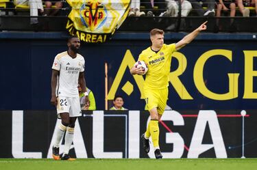 La cláusula de rescisión del delantero groget es de 38 millones de euros. Una condición a la que se remite el club amarillo tal y como ha demostrado recientemente al rechazar una oferta de 30 millones procedentes del West Ham United inglés. El jugador es del perfil de Simeone por lo que, en caso de quererle, el cuadro rojiblanco tendrá que hacer una oferta cercana a su cláusula si pretende llevárselo. De lo contrario, su llegada se antoja complicada ya que el delantero tiene contrato y se encuentra feliz en Villarreal.